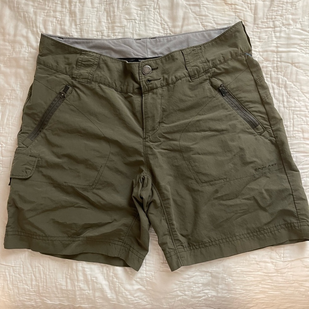 Columbia Titanium light weight shorts size 6 mint condition.